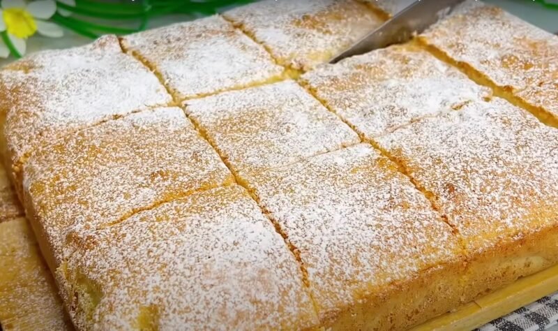 Большой и сочный пирог за 15 минут. Простой рецепт на горячем молоке