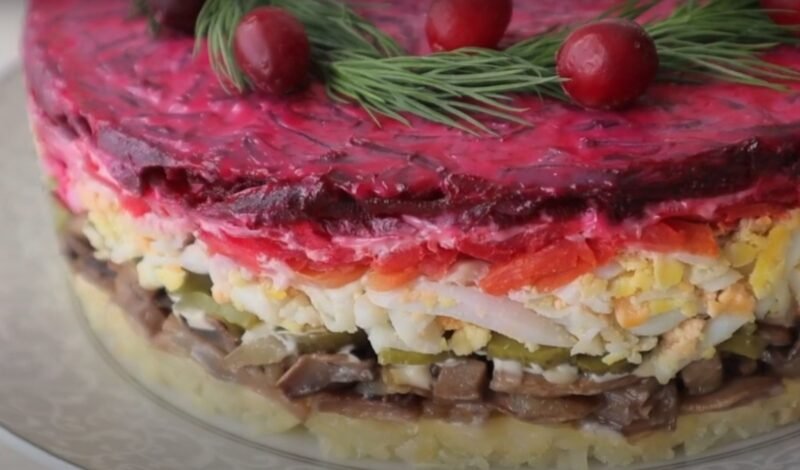 «Грибы под шубой». Невероятно вкусный салат на праздничный стол: без колбасы и сыра
