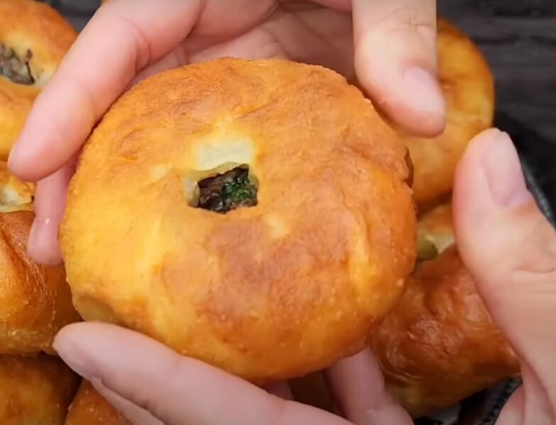 Тесто замешиваю, а руками не касаюсь. Всех подруг уже научила: так готовлю сочные беляши