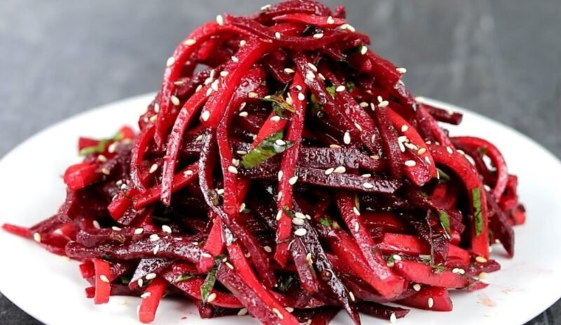 Простой салат из свёклы и моркови: готовлю его постоянно. Полезно и вкусно