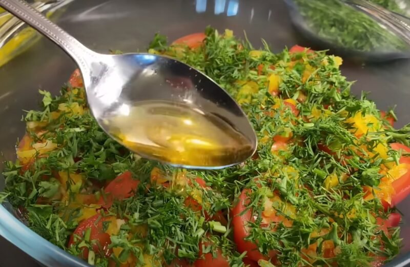 Вкусный салат из помидоров. Сочная закуска на пикник, которая всегда выручает