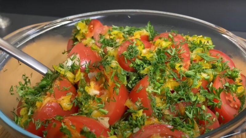 Вкусный салат из помидоров. Сочная закуска на пикник, которая всегда выручает