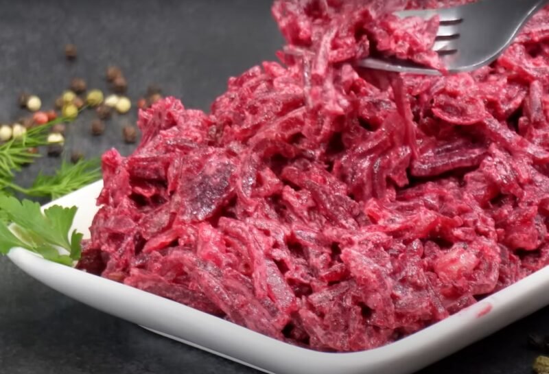 Вкусно и полезно: 3 новеньких салата со свёклой от которых нереально отказаться