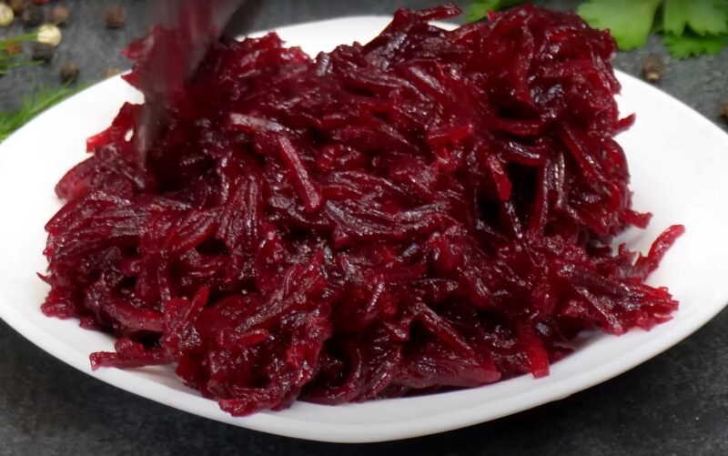 Вкусно и полезно: 3 новеньких салата со свёклой от которых нереально отказаться