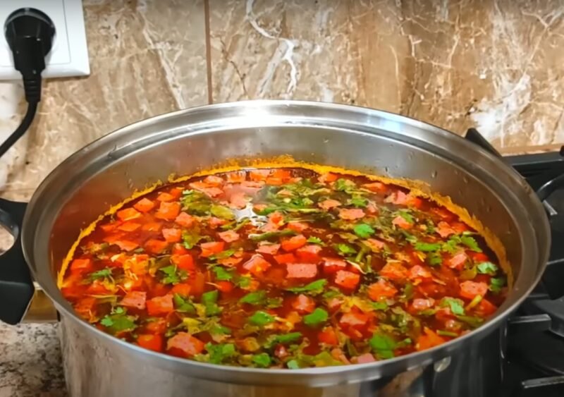Солянка - самый вкусный рецепт: намного проще классического. Такой суп захочешь еще