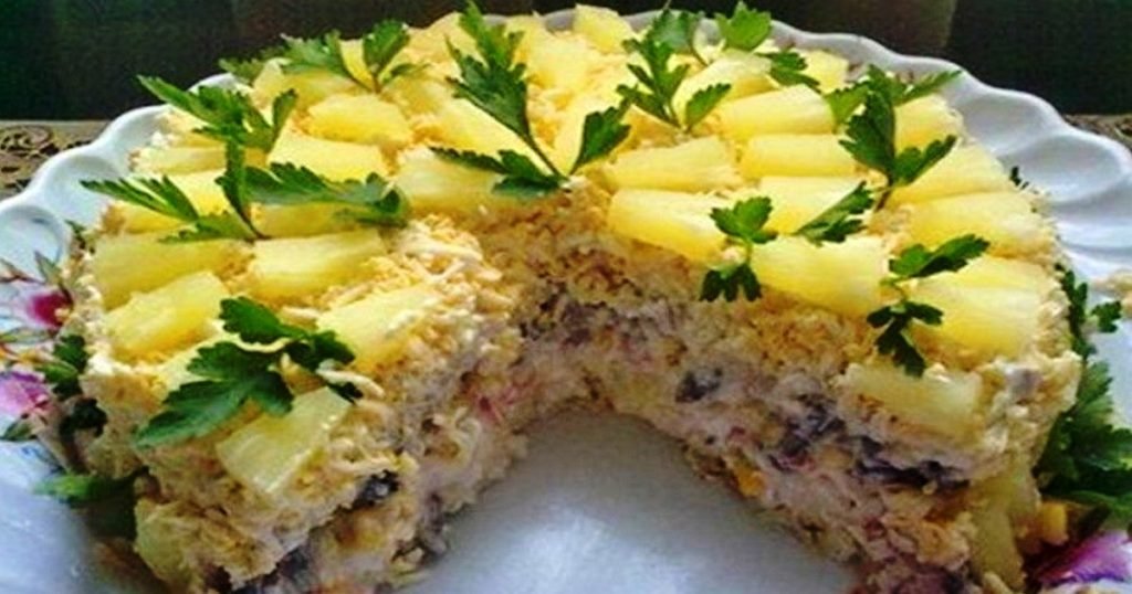 Утверждаю, что это самый лучший салатный торт «Чародейка». Красивый и вкусный салат на праздничный стол