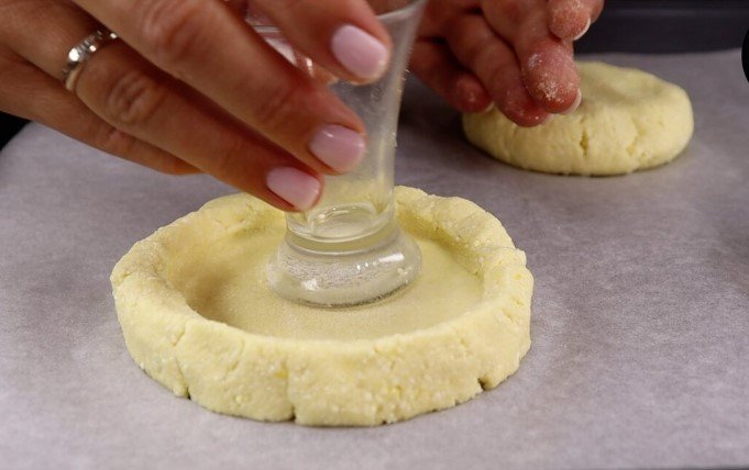 Творожные ватрушки с ягодами: без миксера и дрожжей. Рецепт за считанные минуты