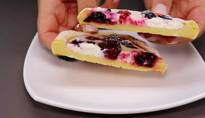 Творожные ватрушки с ягодами: без миксера и дрожжей. Рецепт за считанные минуты