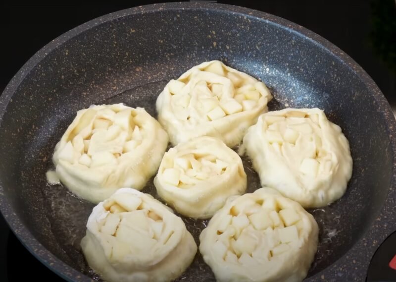 Намного вкуснее простых оладий. Пышки "Солнышки" - рецепт на кефире с яблоками