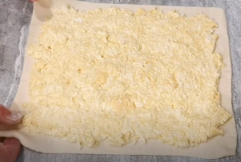 Просто возьмите сырок "Дружба" и 3 яйца. Вкусный слоёный рулет с начинкой за 30 минут