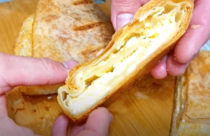 Просто возьмите сырок "Дружба" и 3 яйца. Вкусный слоёный рулет с начинкой за 30 минут